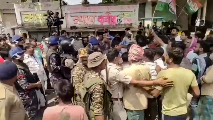 https://salarnews.in/public/uploads/images/newsimages/maannewsimage23042026_155254_Bengal clashes.png
